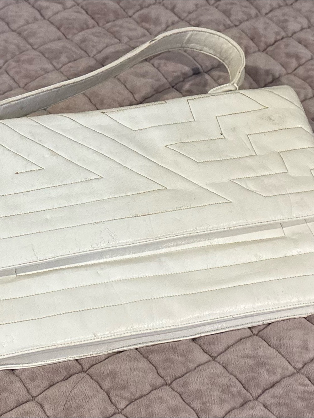 Vintage Chic White Quilted Shoulder Bag with Geometric Stitching